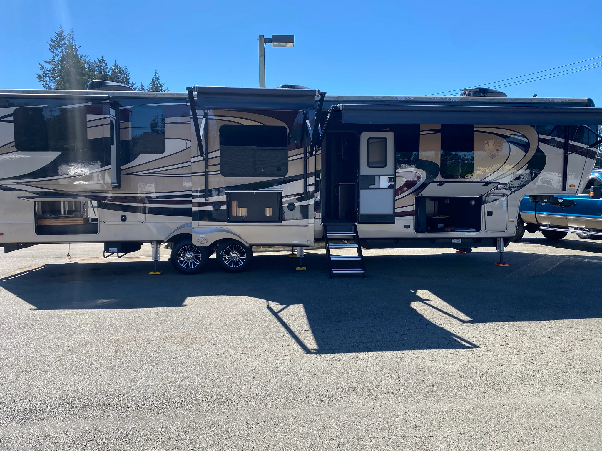 Call now about this 2020 Heartland Landmark 365 LM Phoenix! 2020 Heartland Landmark 365 LM Phoenix - Used Fifth Wheel For Sale by Sundance RV Center in Shelton, Washington features Stove Top Burner, Fireplace, Medicine Cabinet, Surround Sound System, TV