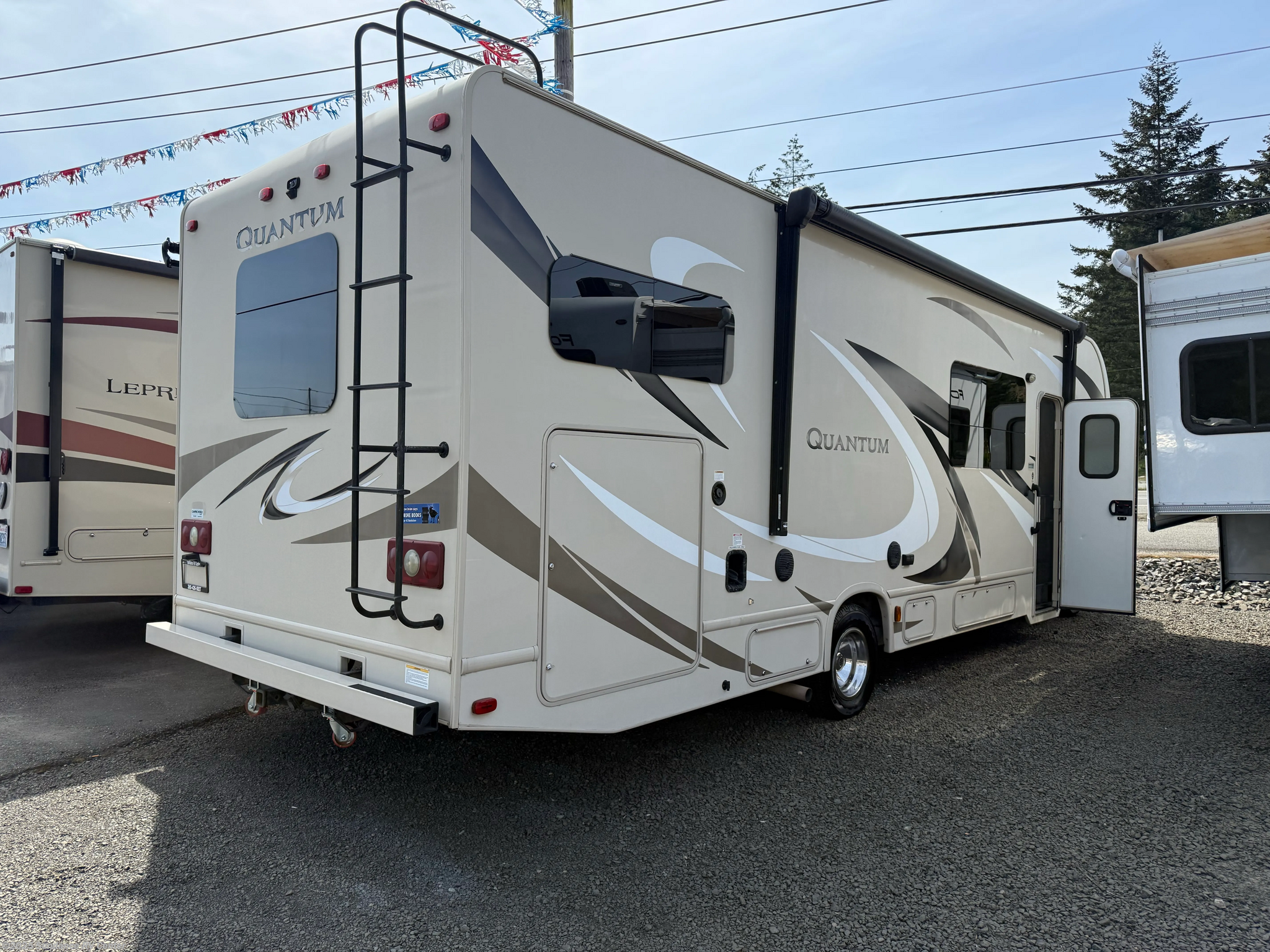 Call now about this 2016 Thor Motor Coach Quantum PD31! 2016 Thor Motor Coach Quantum PD31 - Used Class C For Sale by Sundance RV Center in Shelton, Washington features Stove Top Burner, LP Detector, Stove, Awning, Auxiliary Battery