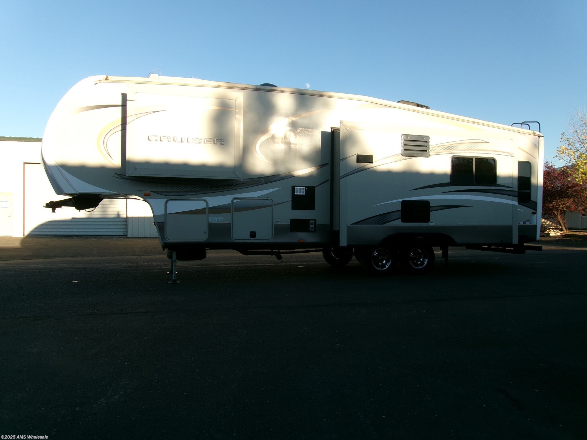 Call now about this 2015 CrossRoads Cruiser ! 2015 CrossRoads Cruiser - Used Fifth Wheel For Sale by AMS Wholesale in Placerville, California
