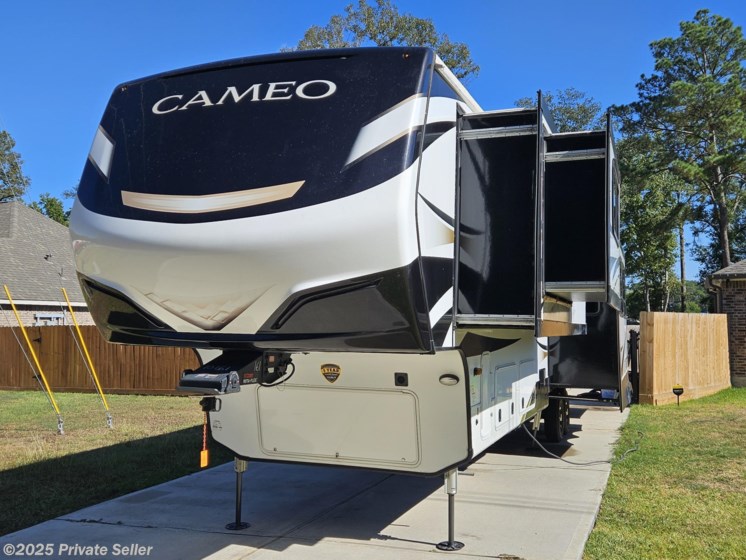 Email now about this 2023 CrossRoads Cameo CE4051BH! Used 2023 CrossRoads Cameo CE4051BH available in New Caney, Texas