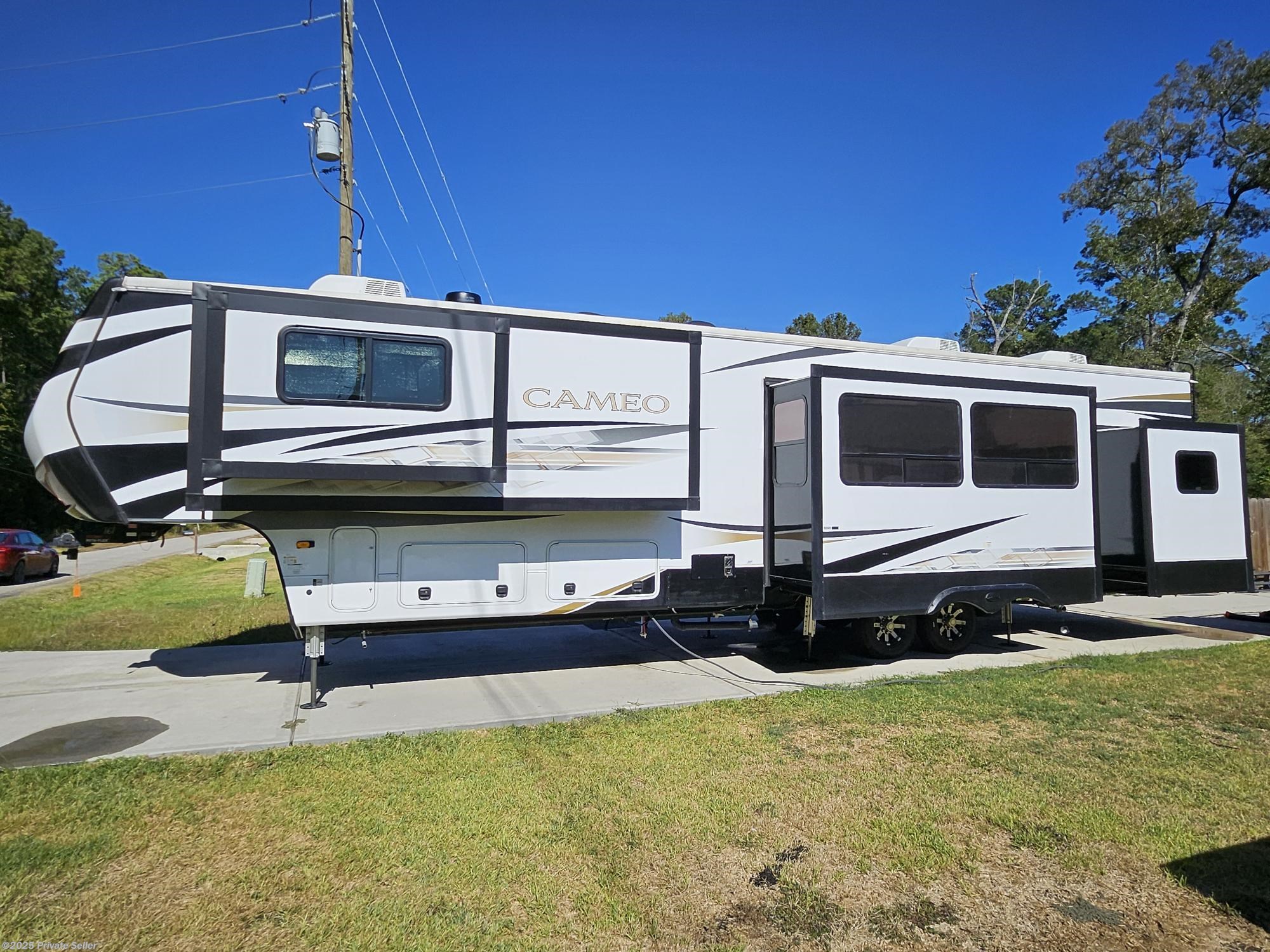 Call now about this 2023 CrossRoads Cameo CE4051BH! 2023 CrossRoads Cameo CE4051BH - Used Fifth Wheel For Sale by For Sale By Owner in New Caney, Texas