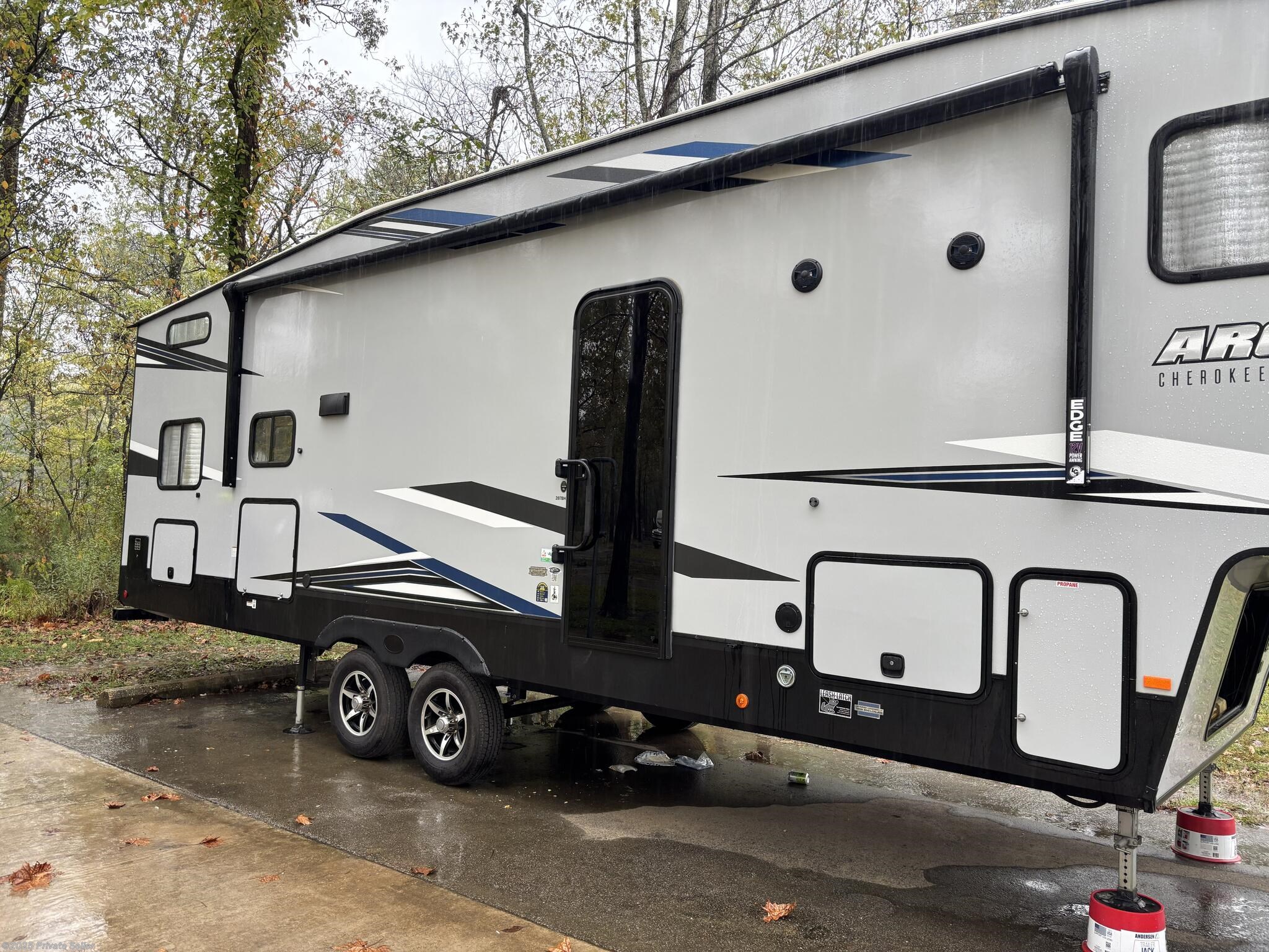 Call now about this 2021 Forest River Cherokee Arctic Wolf 287BH! 2021 Forest River Cherokee Arctic Wolf 287BH - Used Fifth Wheel For Sale by For Sale By Owner in Bismarck, Missouri