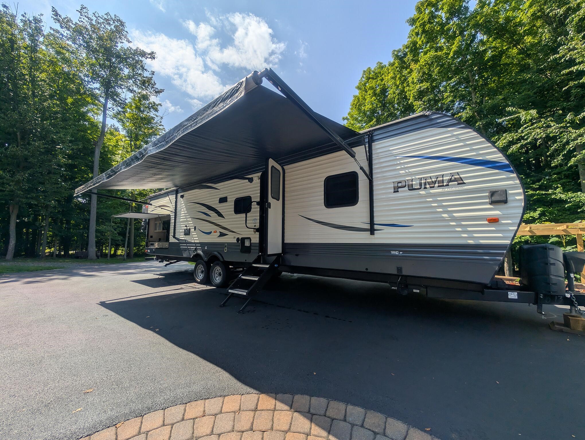 Call now about this 2019 Palomino Puma 32RBFQ! 2019 Palomino Puma 32RBFQ - Used Travel Trailer For Sale by For Sale By Owner in CAMILLUS, New York features Day/Night Shades, Air Conditioning, Removable Table, Oven, Blu-Ray Player