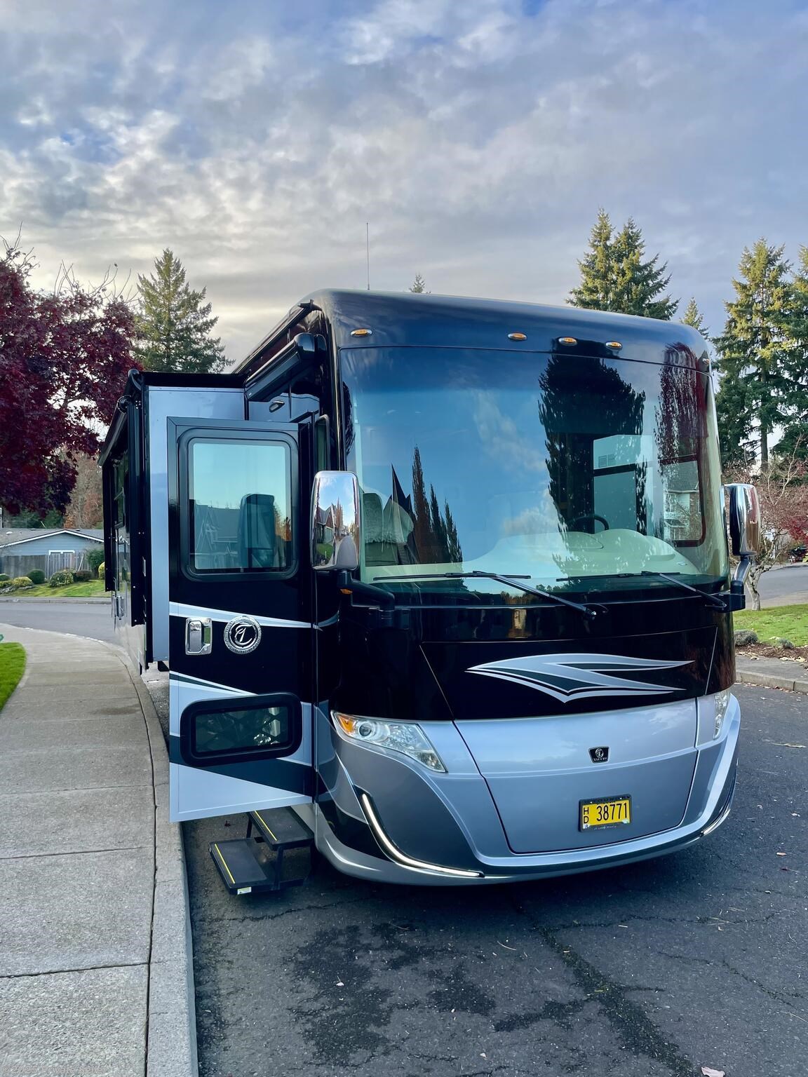 Call now about this 2020 Tiffin Allegro Red 33AA! 2020 Tiffin Allegro Red 33AA - Used Class A For Sale by For Sale By Owner in Milwaukie, Oregon features Enclosed Water Tank, Satellite Prepped, Ceiling Fan, Pass Thru Storage, Load Lights