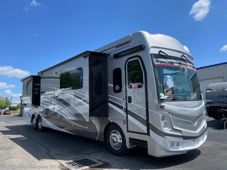 New 2024 Fleetwood Discovery LXE 44S available in Cincinnati, Ohio