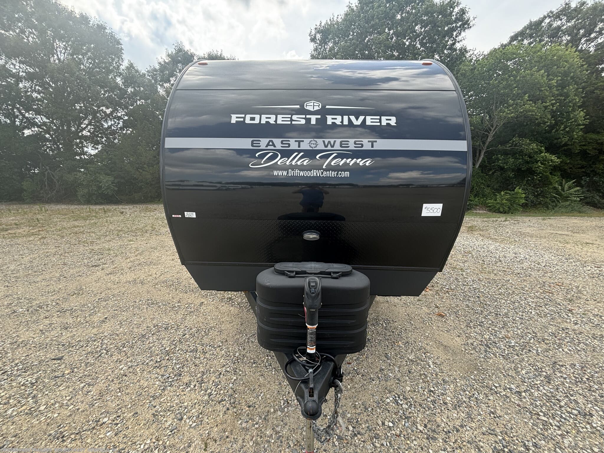 Call now about this 2025 East to West Della Terra 272RL! 2025 East to West Della Terra 272RL - Used Travel Trailer For Sale by Crossroads Trailer Sales, Inc. in Newfield, New Jersey features LP Detector, Slideout, Stove Top Burner, CO Detector, Roof Vents