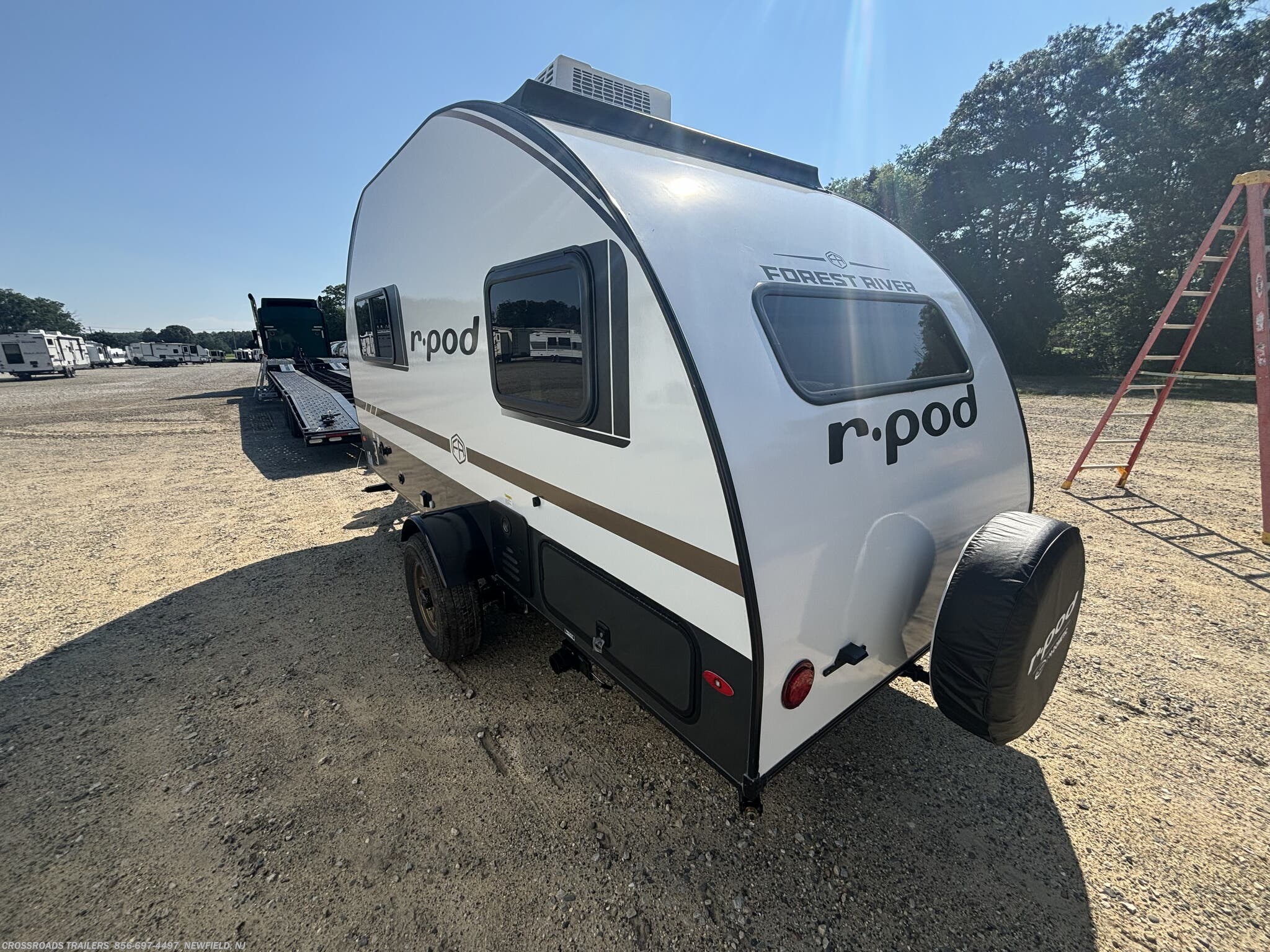 Call now about this 2026 Forest River R-Pod 171! 2026 Forest River R-Pod 171 - New Travel Trailer For Sale by Crossroads Trailer Sales, Inc. in Newfield, New Jersey features Smoke Detector, Leveling Jacks, Queen Bed, Stove, LP Detector