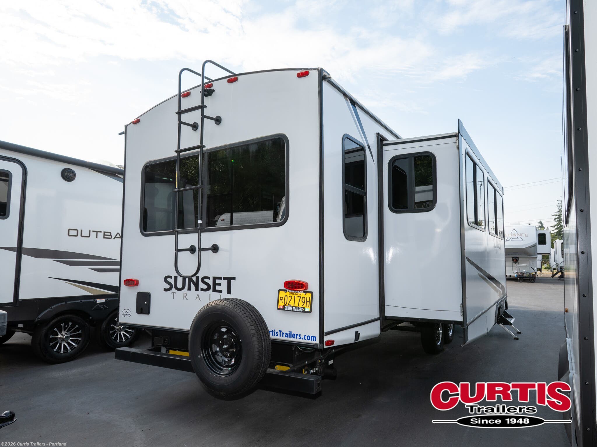 2022 CrossRoads Sunset Trail 330SI - Used Travel Trailer For Sale by Curtis Trailers - Portland in Portland, Oregon