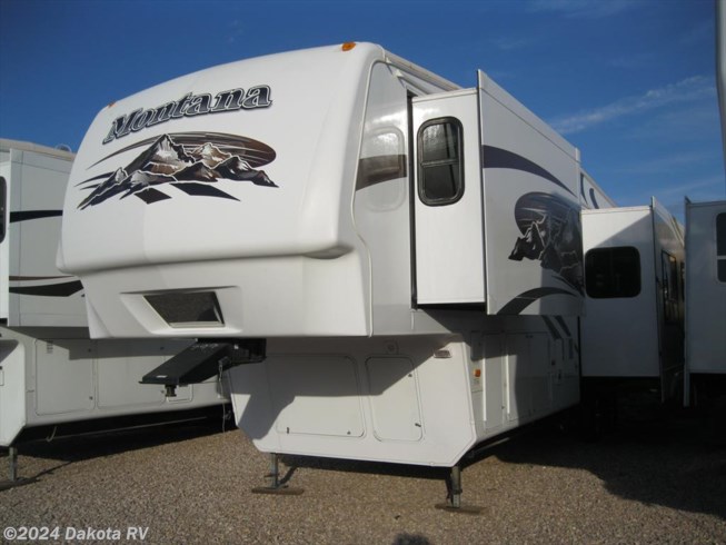 2009 Keystone Montana 3075RL - Used Fifth Wheel For Sale by Dakota RV in Rapid City, South Dakota features Fantastic Fan, Stereo System, Fire Extinguisher, Screen Door, Non-Smoking Unit