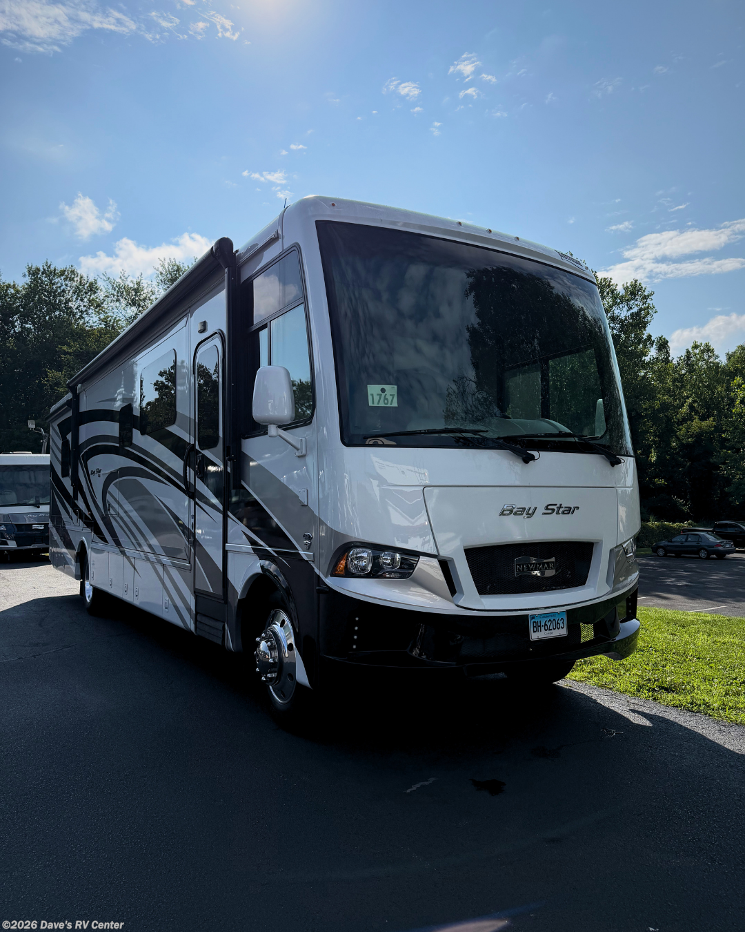2022 Newmar Bay Star 3626 - Used Class A For Sale by Dave's RV Center in Danbury, Connecticut features Medicine Cabinet, Screen Door, Automatic Leveling Jacks, Refrigerator, Tinted Windows
