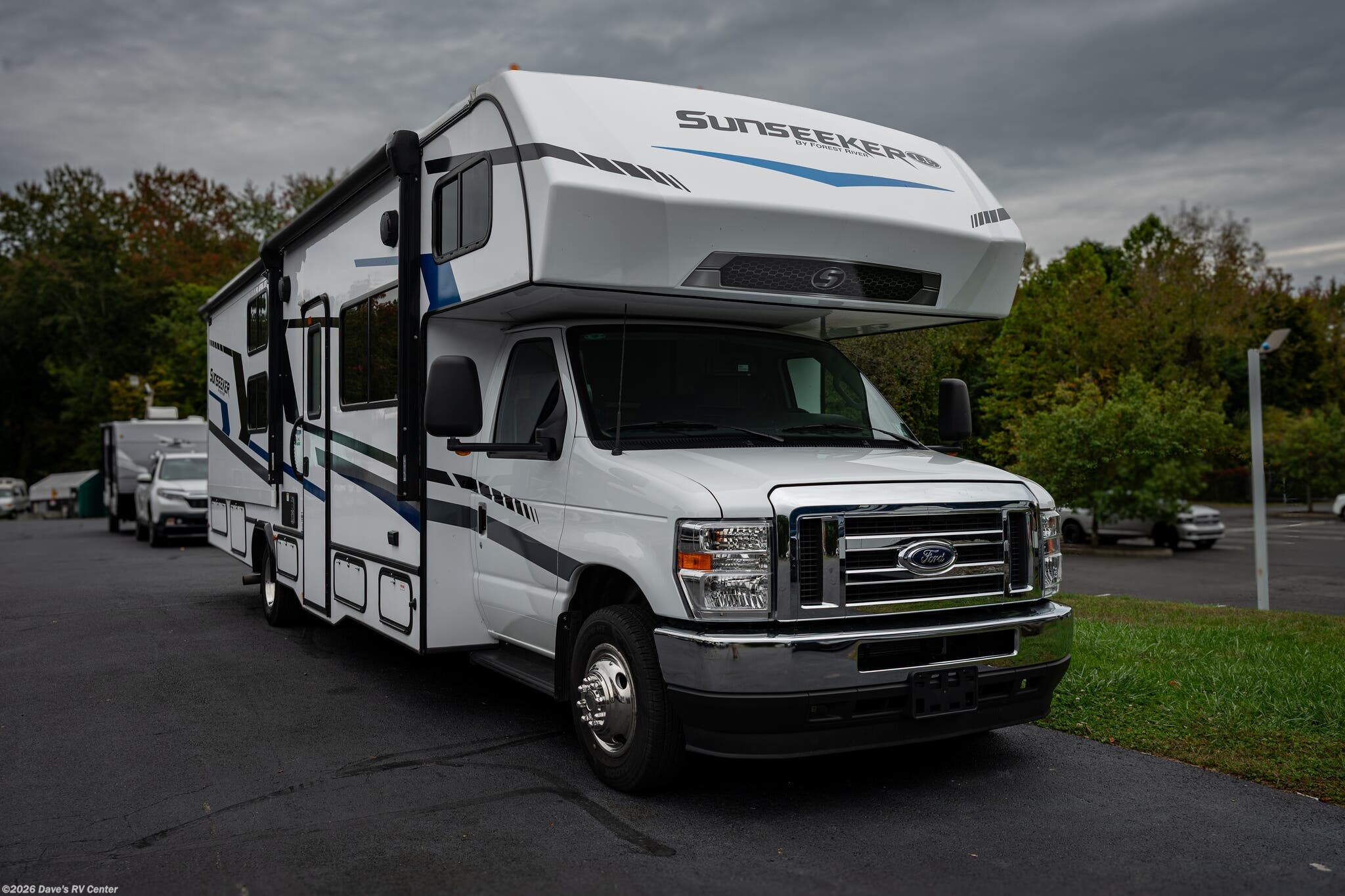 2025 Forest River Sunseeker 3250SLEF - Used Class C For Sale by Dave's RV Center in Danbury, Connecticut features Solar Panel, Medicine Cabinet, Refrigerator, Converter, Power Awning