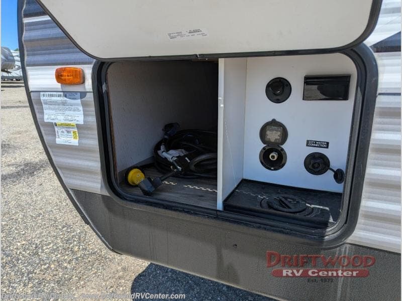 Used 2022 Coleman Lantern Series 242BH available in Clermont, New Jersey