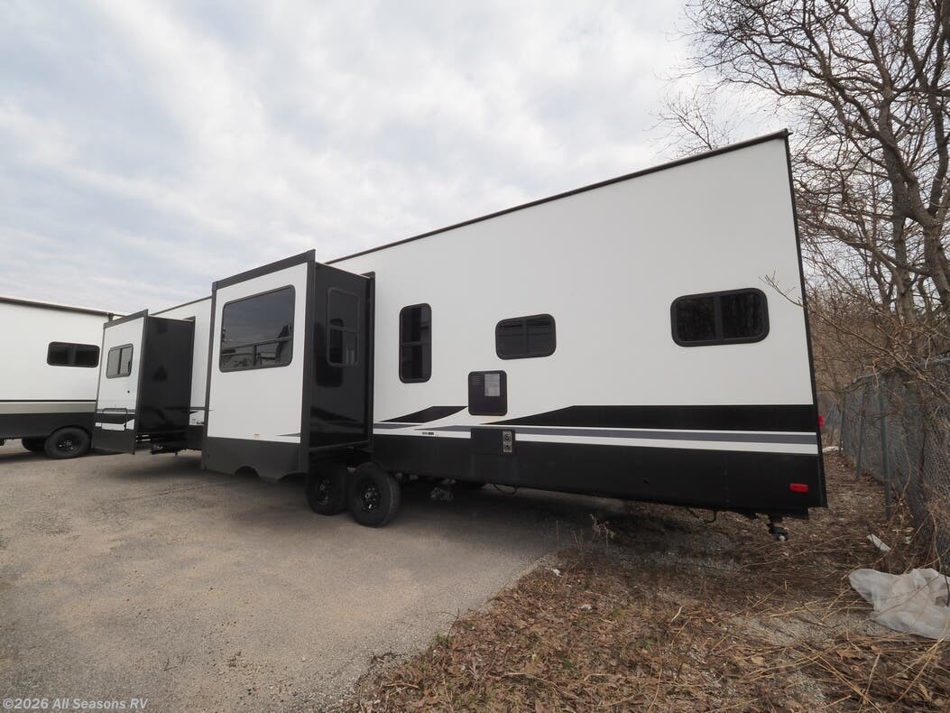 New 2023 CrossRoads Hampton HP380RKS available in Muskegon, Michigan