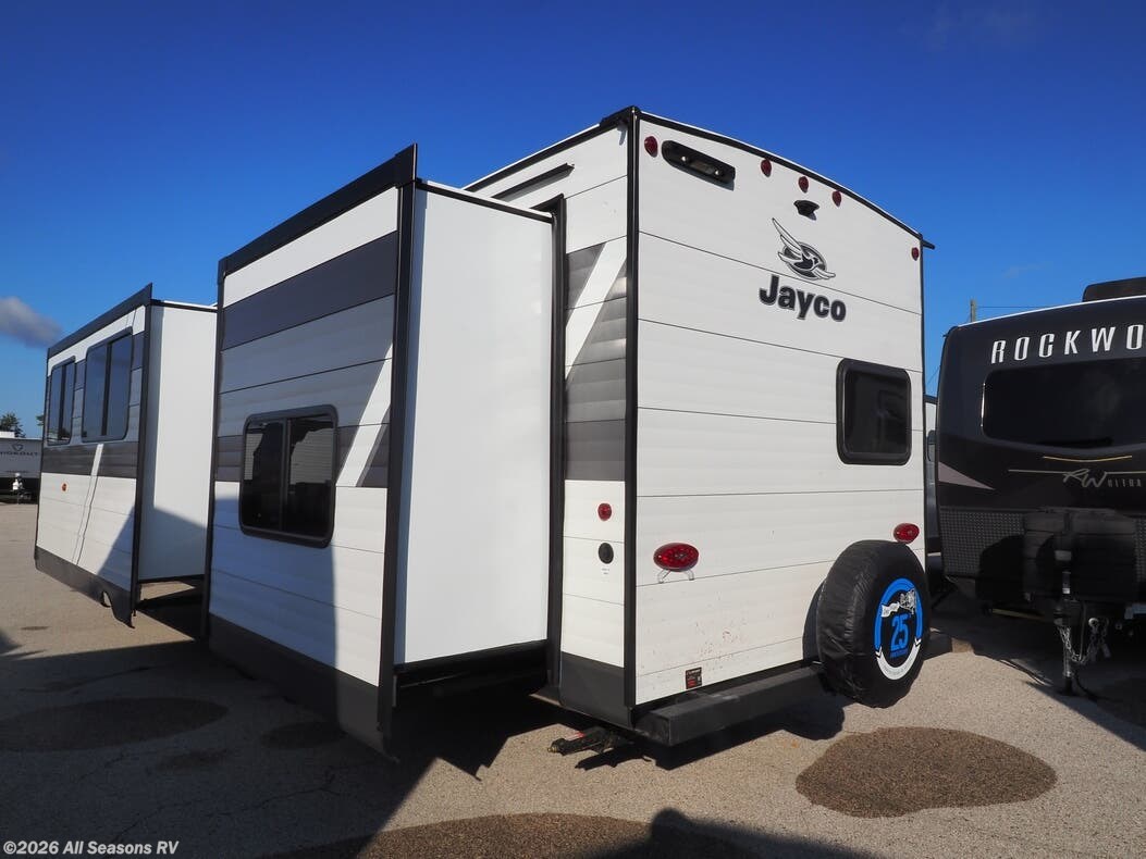 New 2027 Jayco Jay Flight SLX 321BDS available in Muskegon, Michigan
