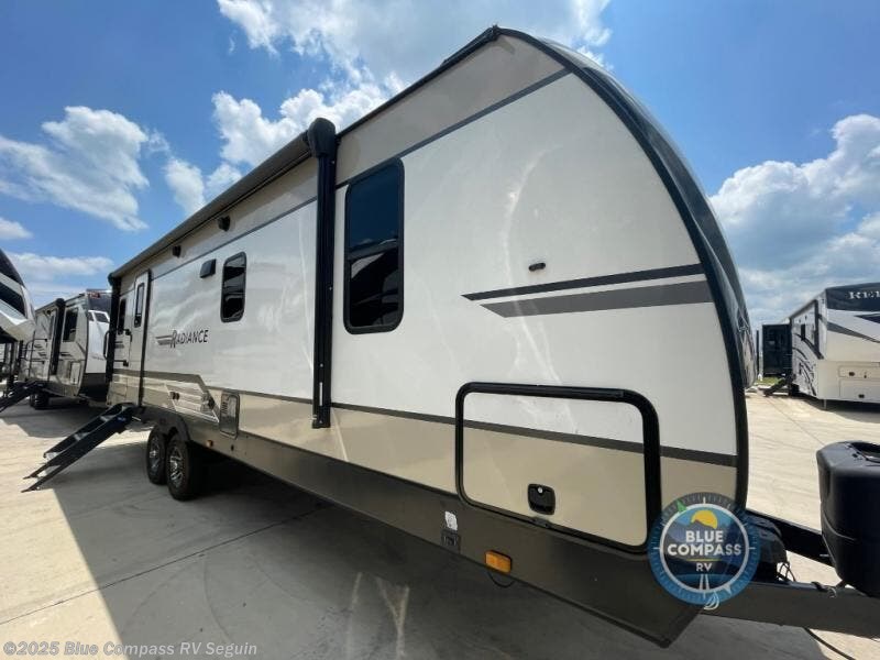 2020 Cruiser RV Radiance Ultra Lite 25RB RV for Sale in Seguin, TX