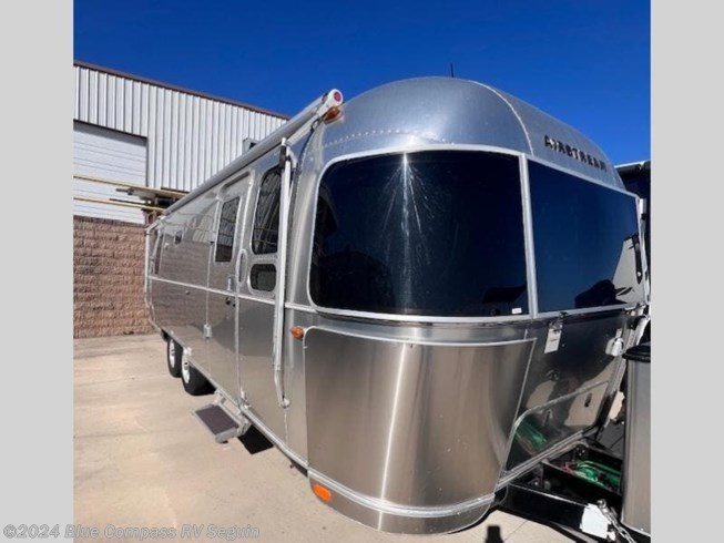2017 Airstream Flying Cloud 26U - Used Travel Trailer For Sale by Blue Compass RV Seguin in Seguin, Texas