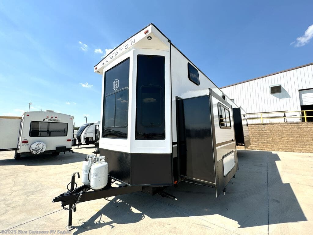 2024 CrossRoads Hampton HP375DBL RV for Sale in Seguin, TX 78155