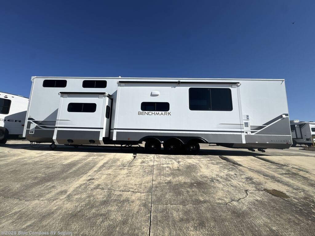 2026 Benchmark 44LFT by Alliance RV from Blue Compass RV Seguin in Seguin, Texas