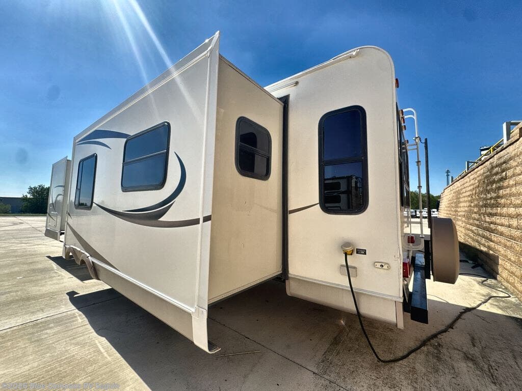 2010 Forest River Rockwood Signature Ultra Lite 8314BSS - Used Travel Trailer For Sale by Blue Compass RV Seguin in Seguin, Texas