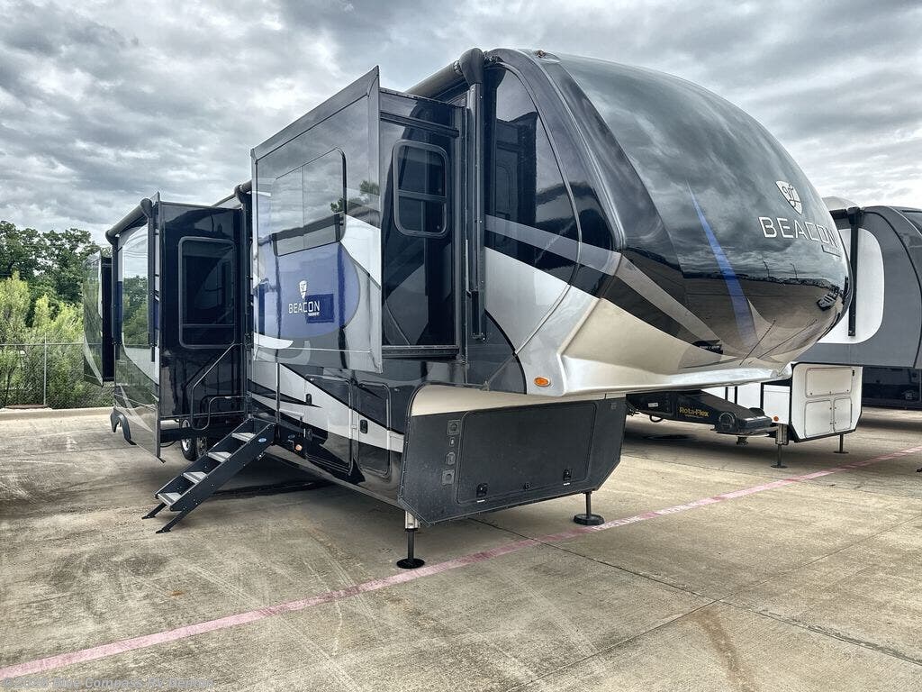2019 Beacon 40FLB by Vanleigh from Blue Compass RV Denton in Denton, Texas