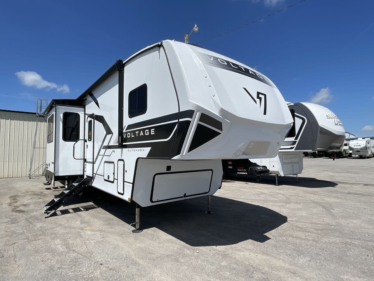 New 2025 Dutchmen Voltage V-Series 3600 available in Norman, Oklahoma
