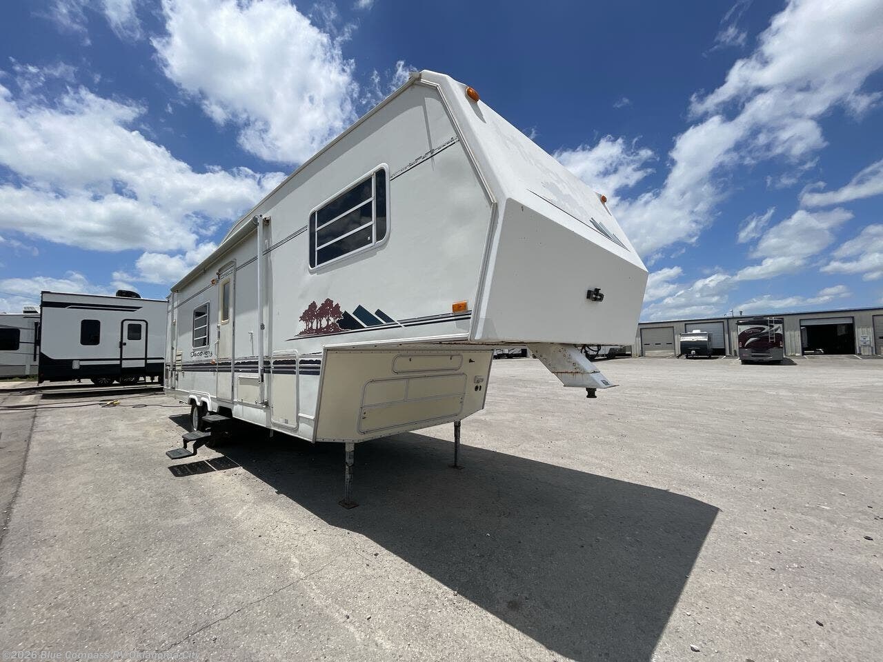 1996 Hitchhiker Discovery 31 1/2 RK by Nu-Wa from Blue Compass RV Oklahoma City in Norman, Oklahoma