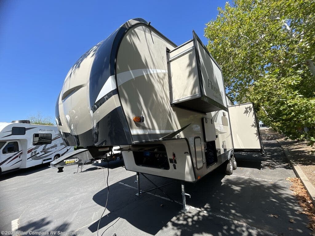 2019 Flagstaff Super Lite 527RLWS by Forest River from Blue Compass RV Sacramento in Rancho Cordova, California