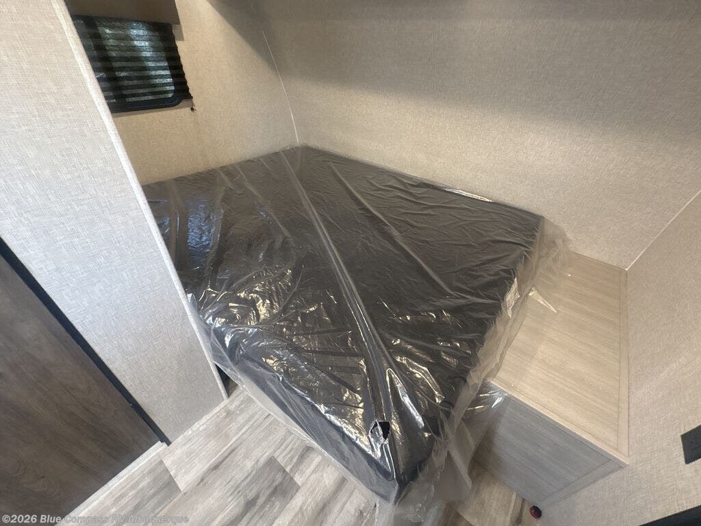 2026 Zinger Lite 18QB by CrossRoads from Blue Compass RV Albuquerque in Albuquerque, New Mexico