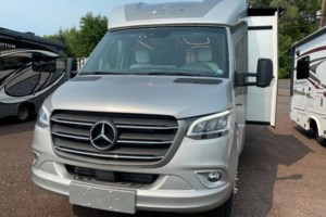 2025 Leisure Travel Unity U24MBL