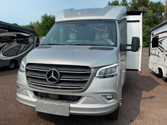 2025 Leisure Travel Unity U24MBL