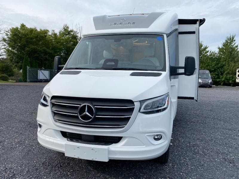 2027 Leisure Travel Unity U24CB