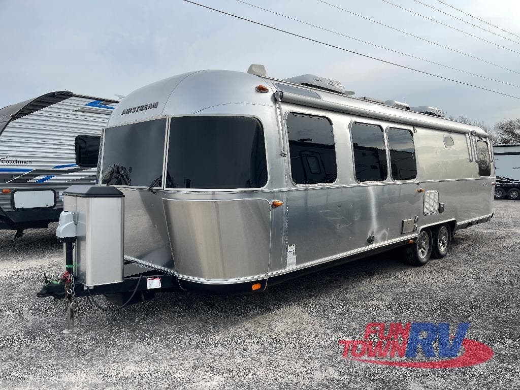 2019 Classic 30RB by Airstream from Fun Town RV - Cleburne in Cleburne, Texas