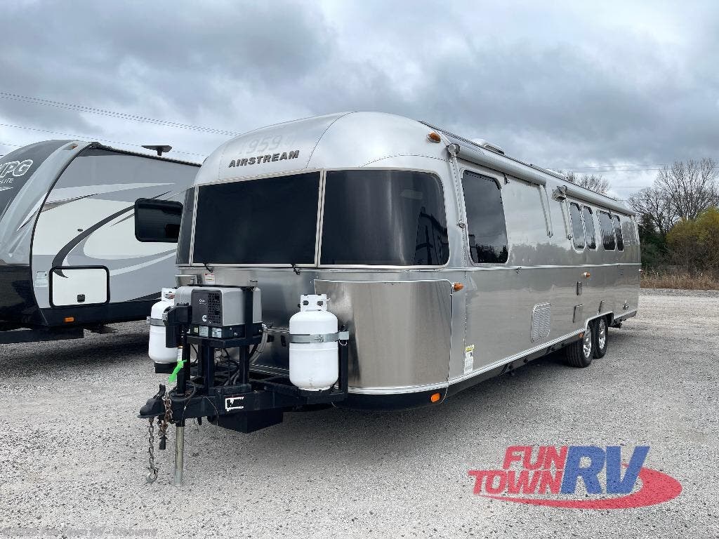 2020 Airstream Queen Series 33FB - Used Travel Trailer For Sale by Fun Town RV - Cleburne in Cleburne, Texas