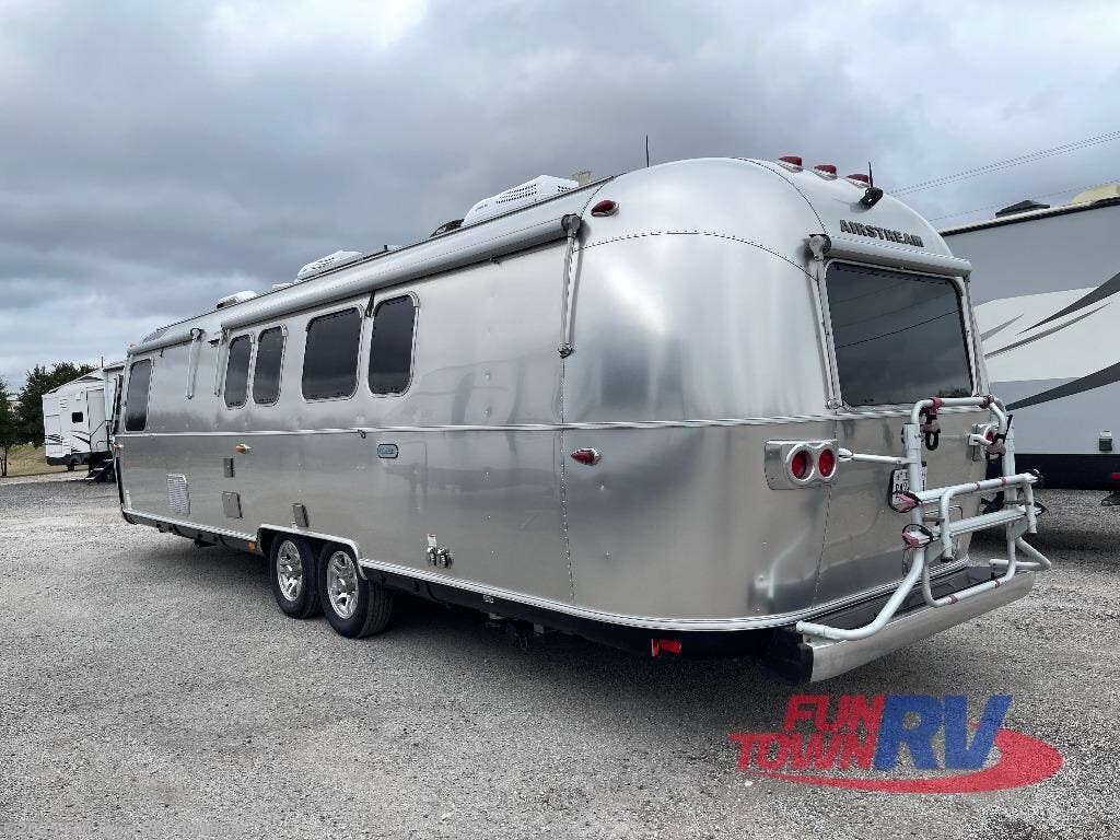 2020 Queen Series 33FB by Airstream from Fun Town RV - Cleburne in Cleburne, Texas