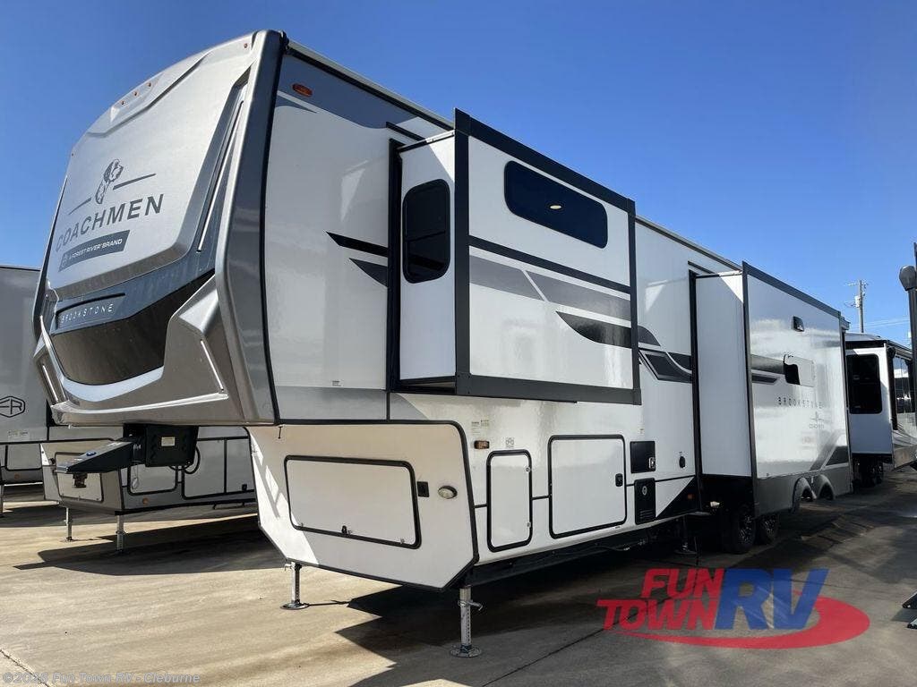 2025 Brookstone 318RLL by Coachmen from Fun Town RV - Cleburne in Cleburne, Texas