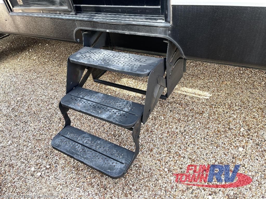 2022 Springdale 38FQ by Keystone from Fun Town RV - Cleburne in Cleburne, Texas