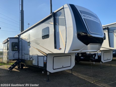 &lt;p&gt;&lt;span style=&quot;font-size: 14pt;&quot;&gt;&lt;strong&gt;FOUR SLIDE MID BUNK FIFTH WHEEL W/ 6 POINT HYDRAULIC AUTO LEVELING, THREE A/C UNITS, OUTSIDE KITCHEN, THERMOPANE WINDOWS, KING BED, AND RESIDENTIAL REFRIGERATOR.&lt;/strong&gt;&lt;/span&gt;&lt;/p&gt;