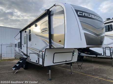 &lt;p&gt;&lt;span style=&quot;font-size: 14pt;&quot;&gt;&lt;strong&gt;DOUBLE SLIDE REAR KITCHEN FIFTH WHEEL W/ AUTO LEVELING, TWO A/C UNITS, THEATER SEATING, AND 12 VOLT 16 CU FT REFRIGERATOR.&lt;/strong&gt;&lt;/span&gt;&lt;/p&gt;