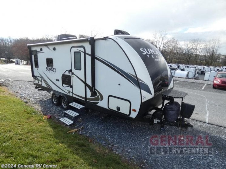 Used 2018 CrossRoads Sunset Trail Super Lite SS200RD available in Brownstown Township, Michigan
