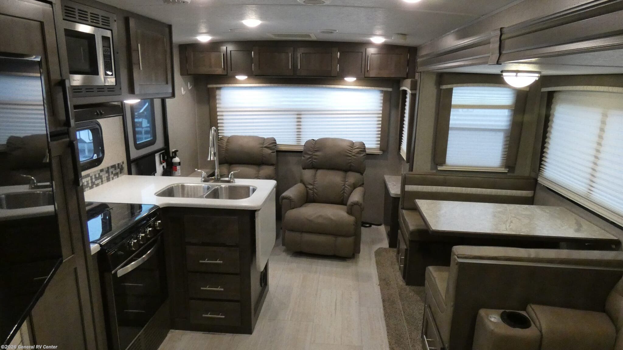 2021 Forest River Flagstaff Super Lite 26RLSW - Used Travel Trailer For Sale by General RV Center in Brownstown Township, Michigan