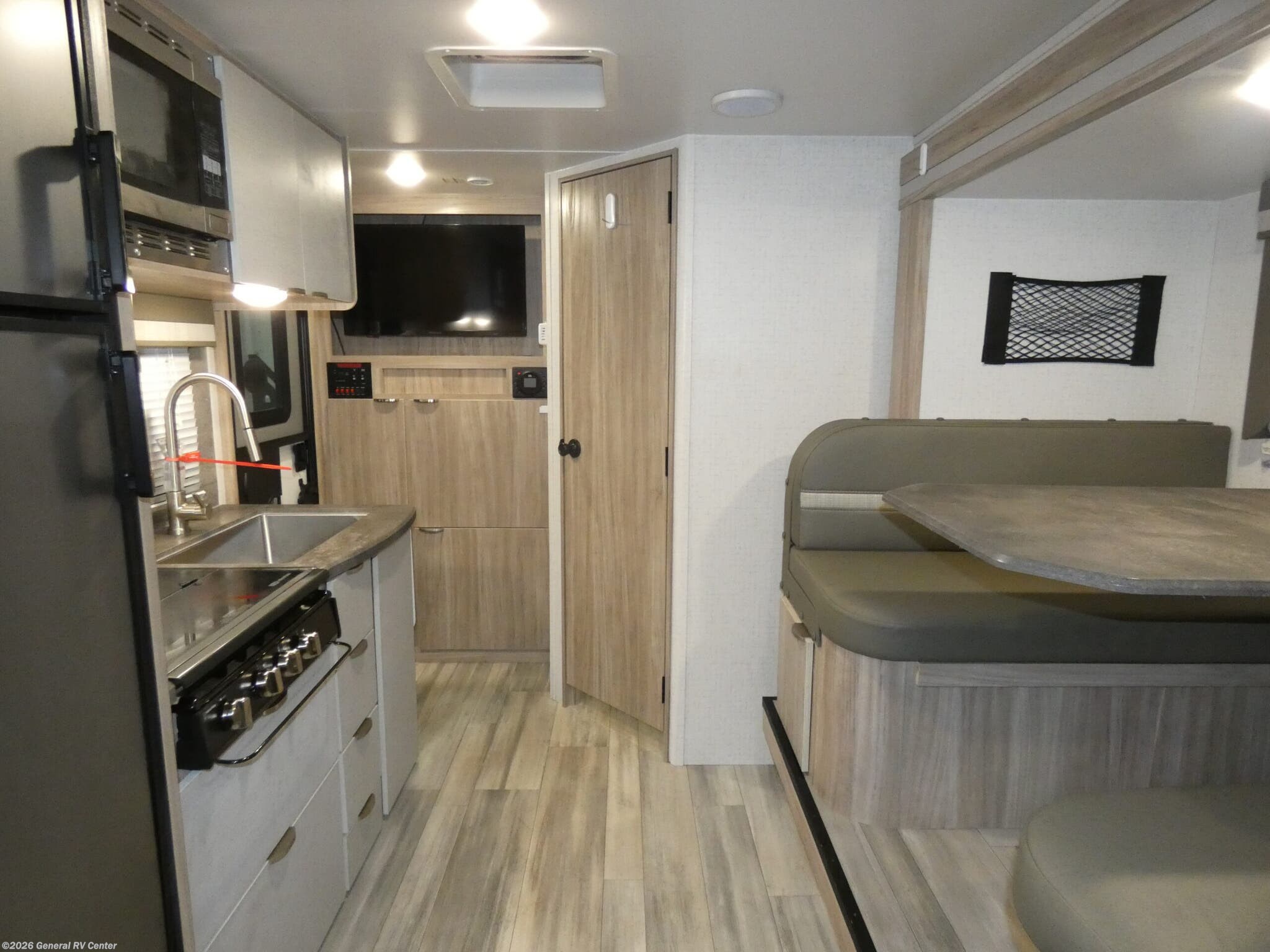 2022 Winnebago Micro Minnie 1808FBS - Used Travel Trailer For Sale by General RV Center in Brownstown Township, Michigan