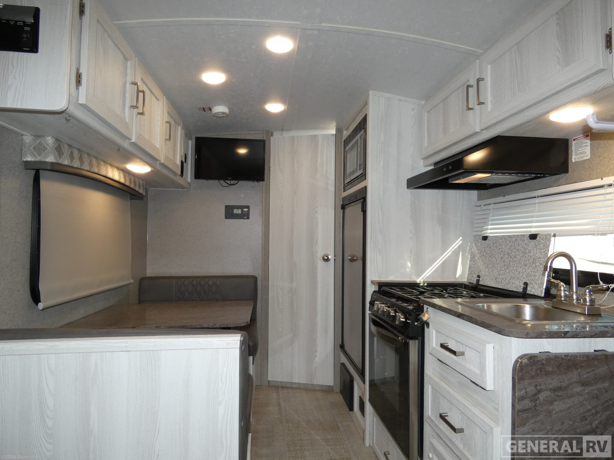 2020 Forest River Flagstaff E PRO E19FD - Used Travel Trailer For Sale by General RV Center in Brownstown Township, Michigan