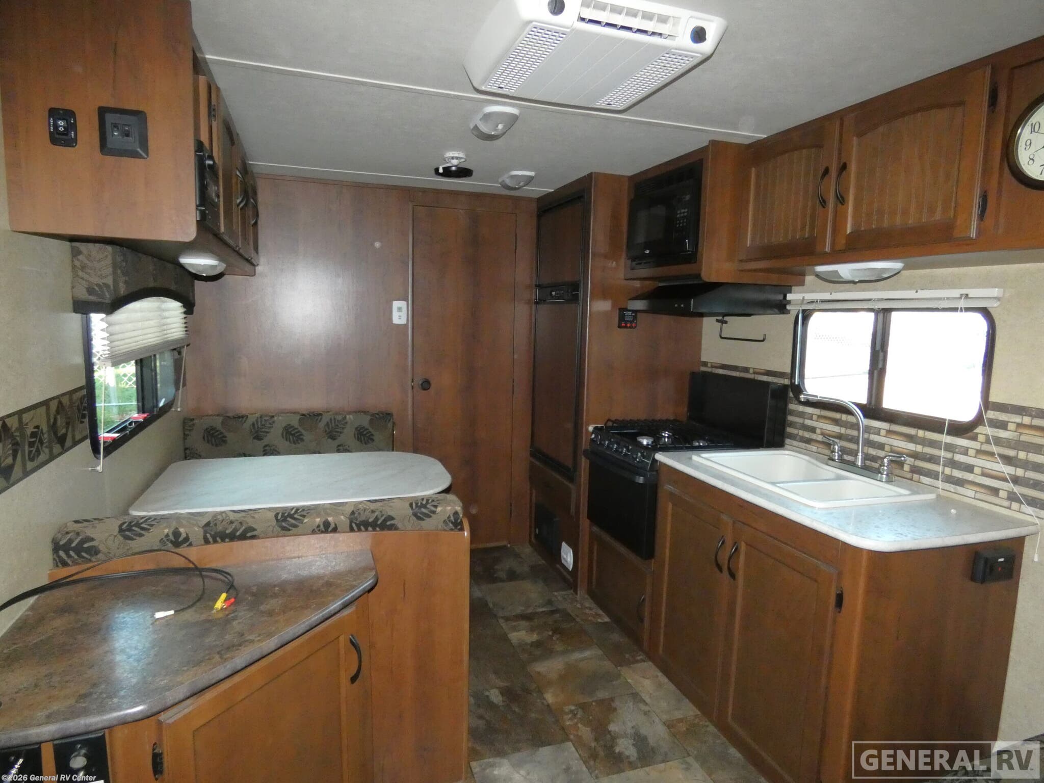 2014 Jayco FEATHER 221 - Used Travel Trailer For Sale by General RV Center in Mount Clemens, Michigan