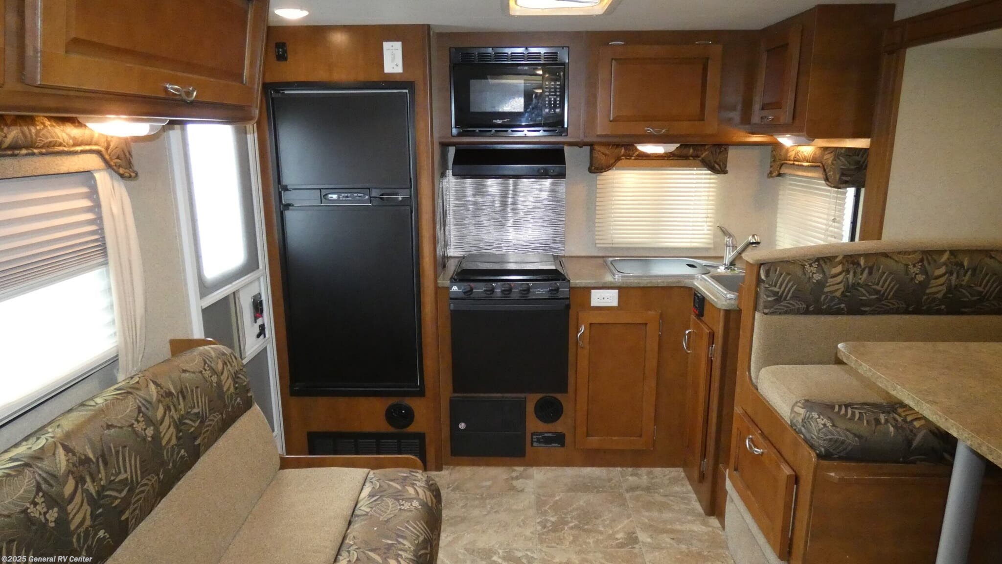 2014 Lance 2285 - Used Travel Trailer For Sale by General RV Center in Elizabethtown, Pennsylvania
