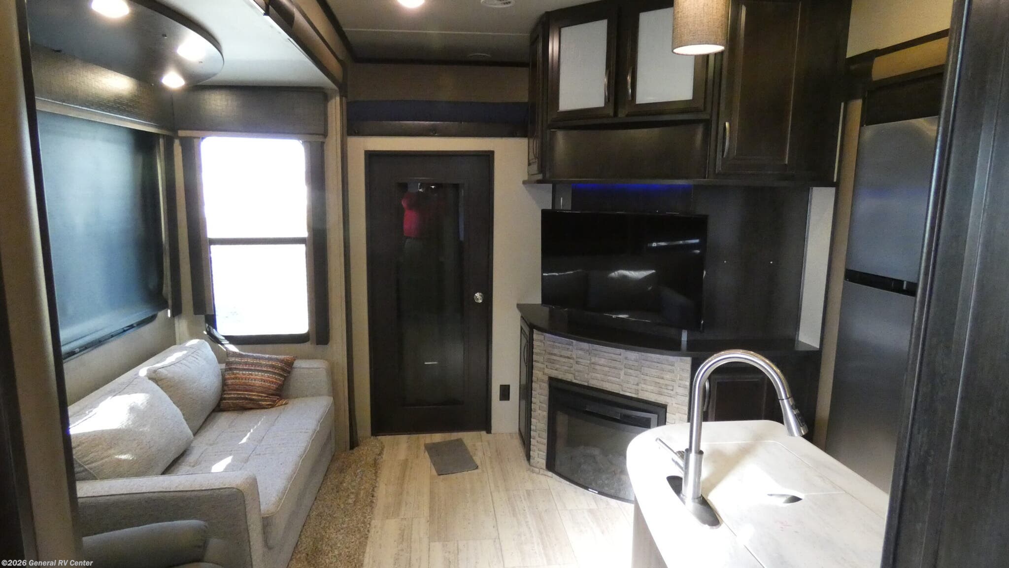 2017 Grand Design Momentum M Class 350M - Used Fifth Wheel For Sale by General RV Center in Elizabethtown, Pennsylvania