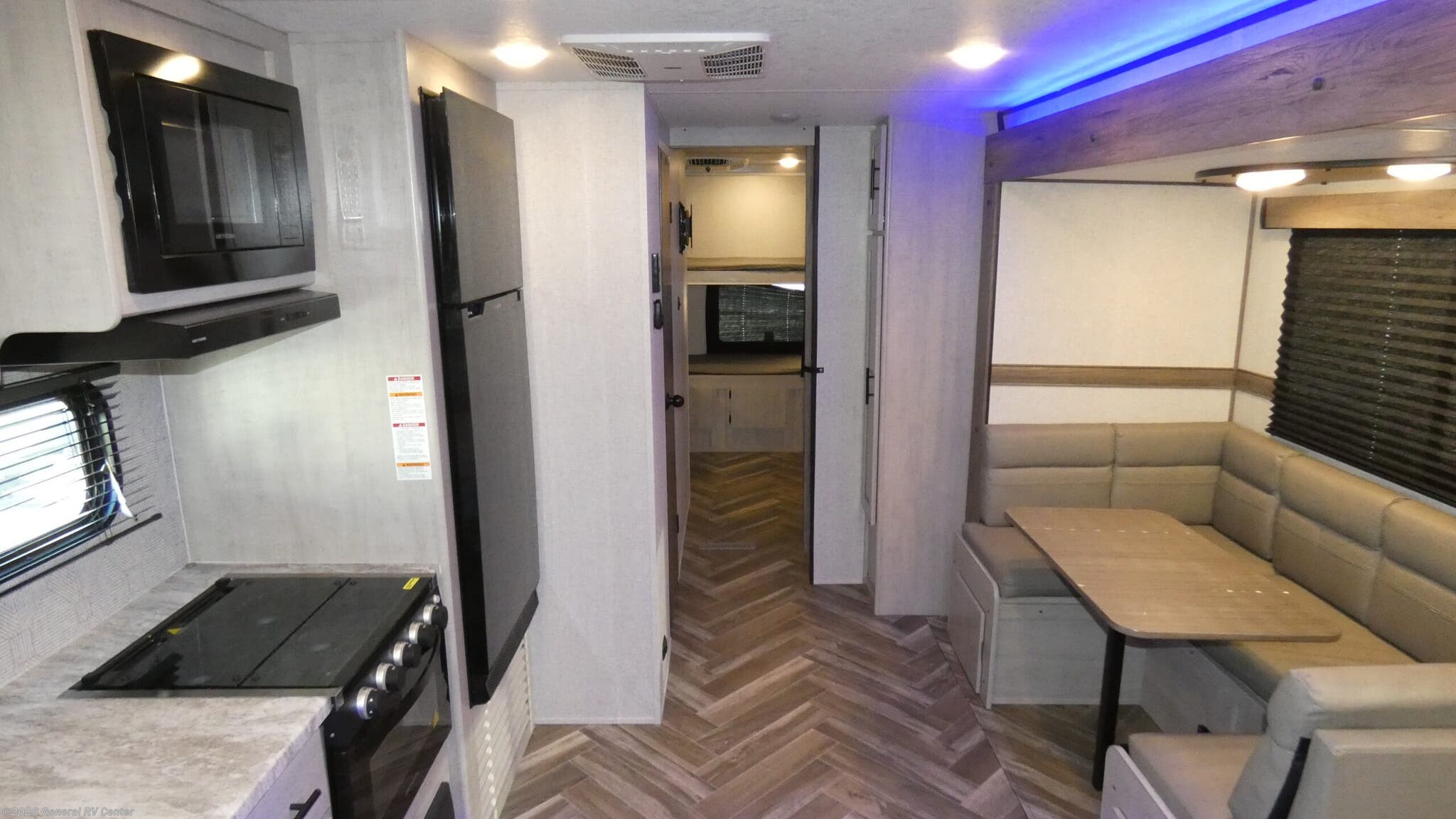 2025 CrossRoads Zinger 328SB - Used Travel Trailer For Sale by General RV Center in Elizabethtown, Pennsylvania