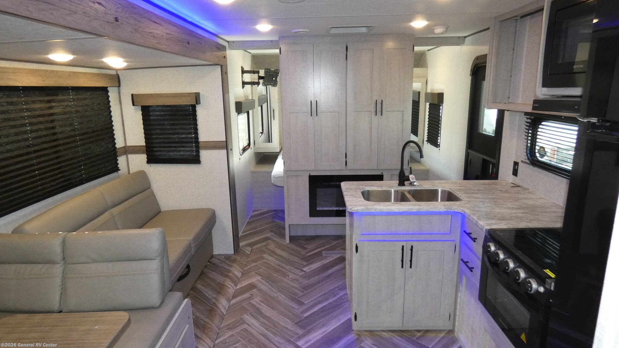 Used 2025 CrossRoads Zinger 328SB available in Elizabethtown, Pennsylvania