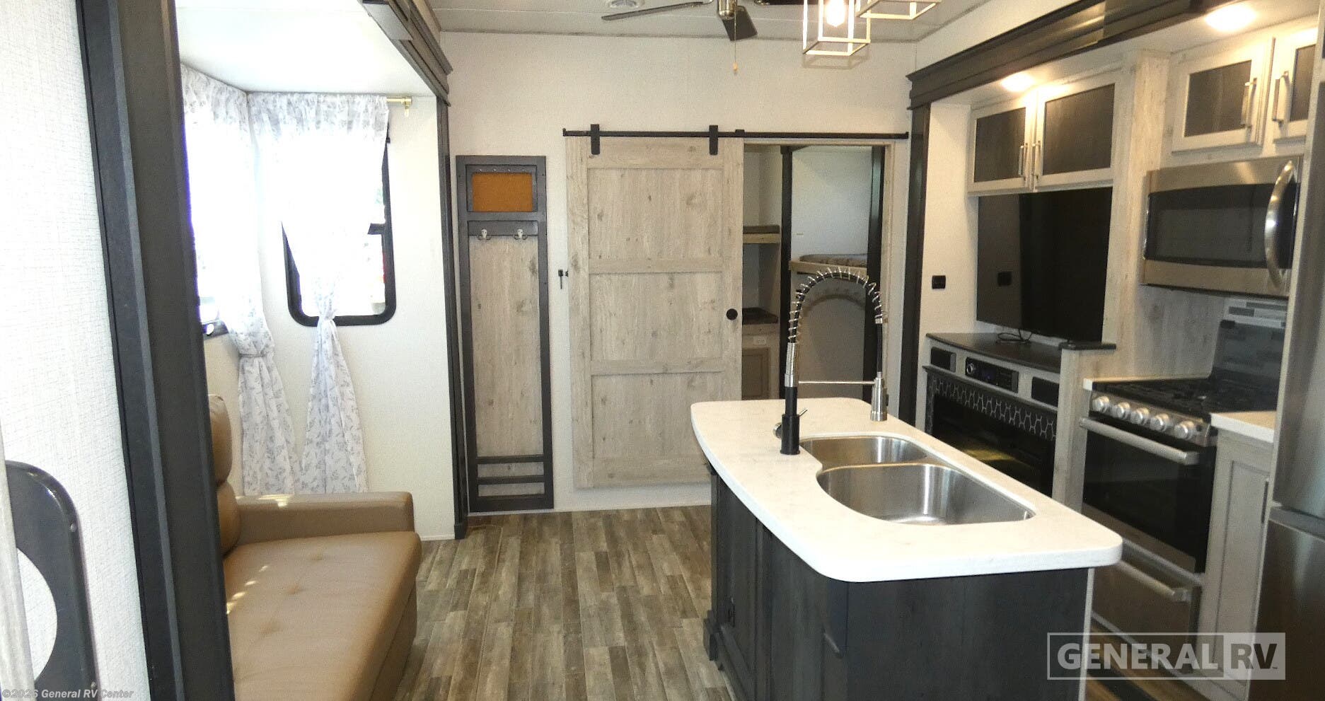2022 Keystone Avalanche 378BH - Used Fifth Wheel For Sale by General RV Center in Wayland, Michigan