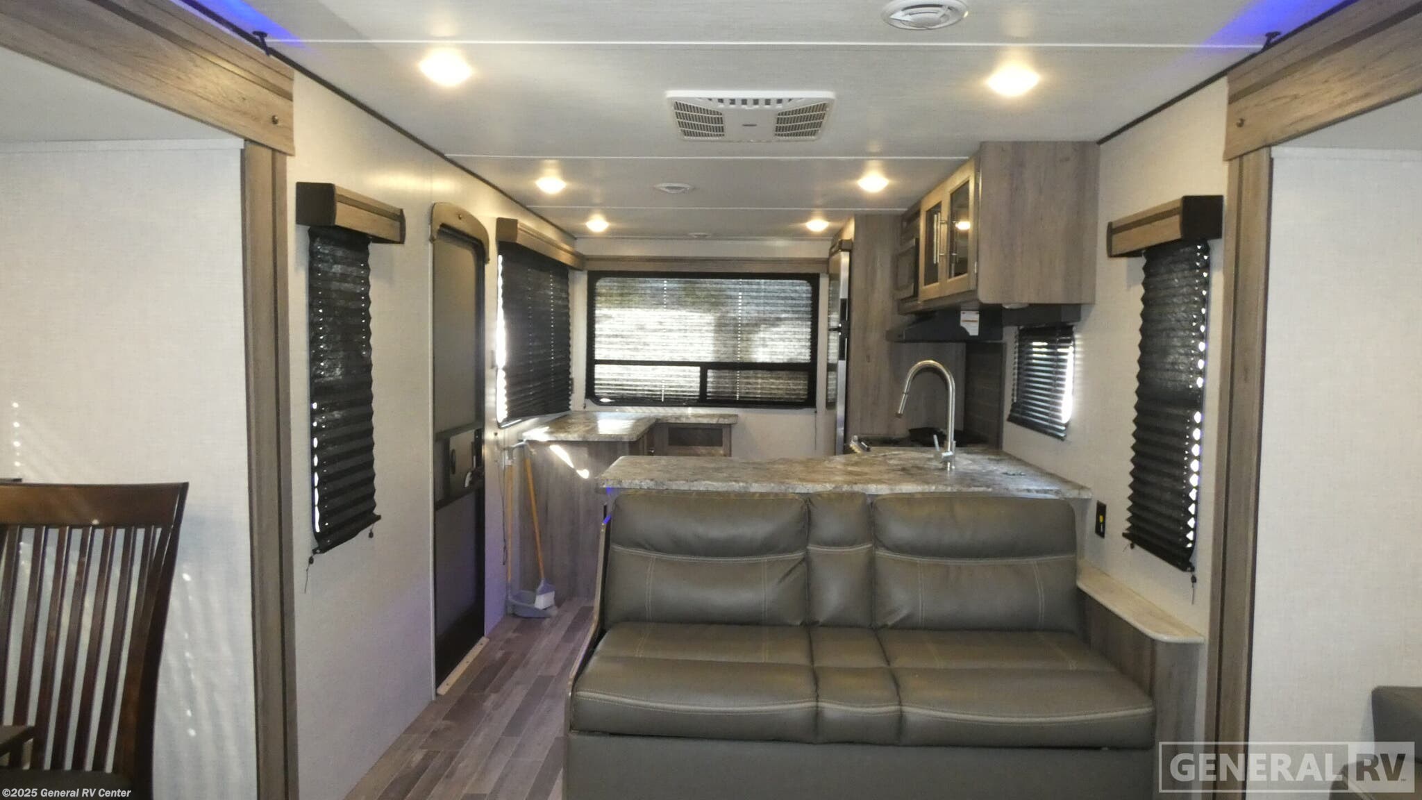 2022 CrossRoads Zinger 341RK - Used Travel Trailer For Sale by General RV Center in Birch Run, Michigan