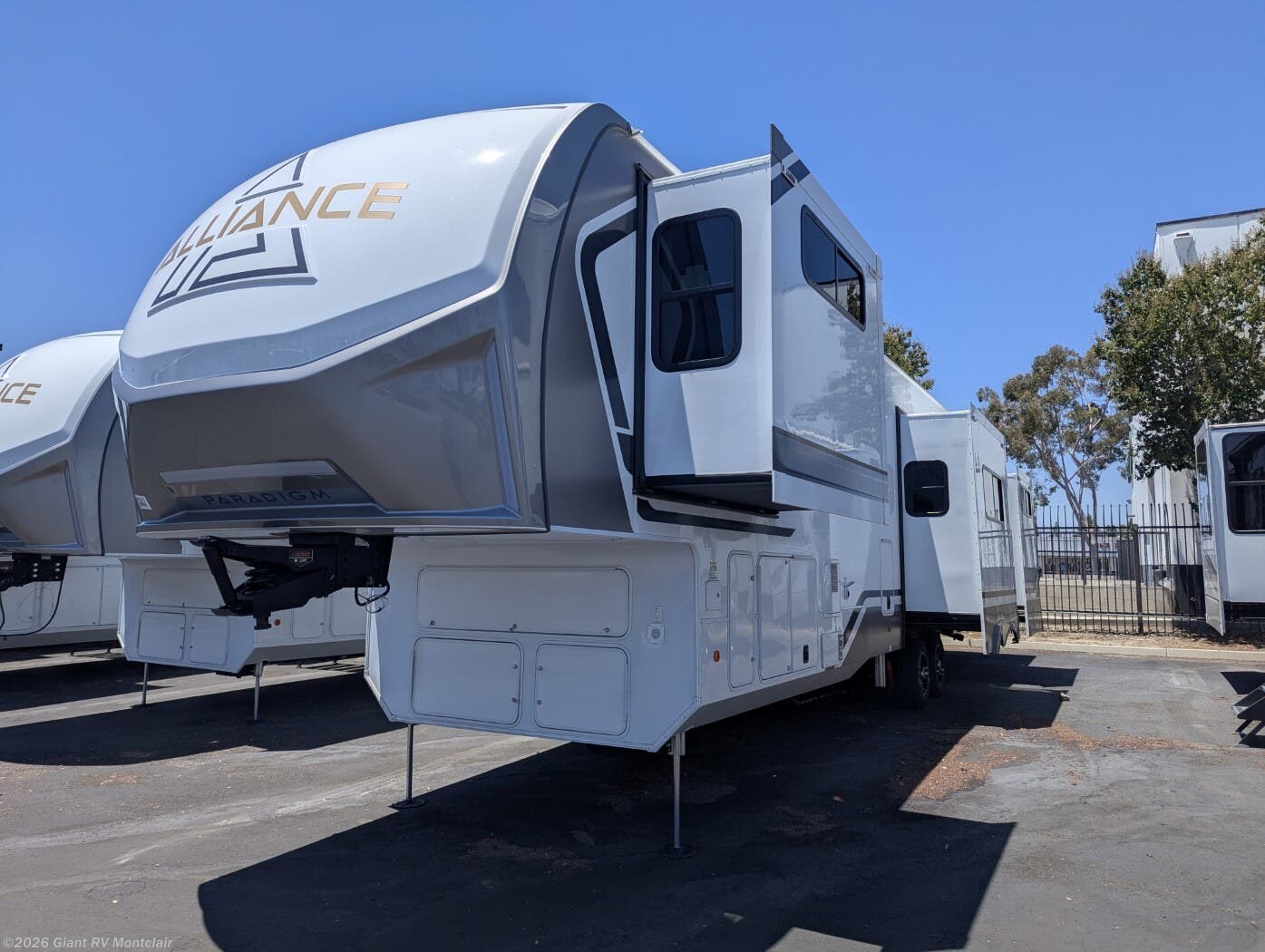New 2026 Alliance RV Paradigm 395DS available in Montclair, California